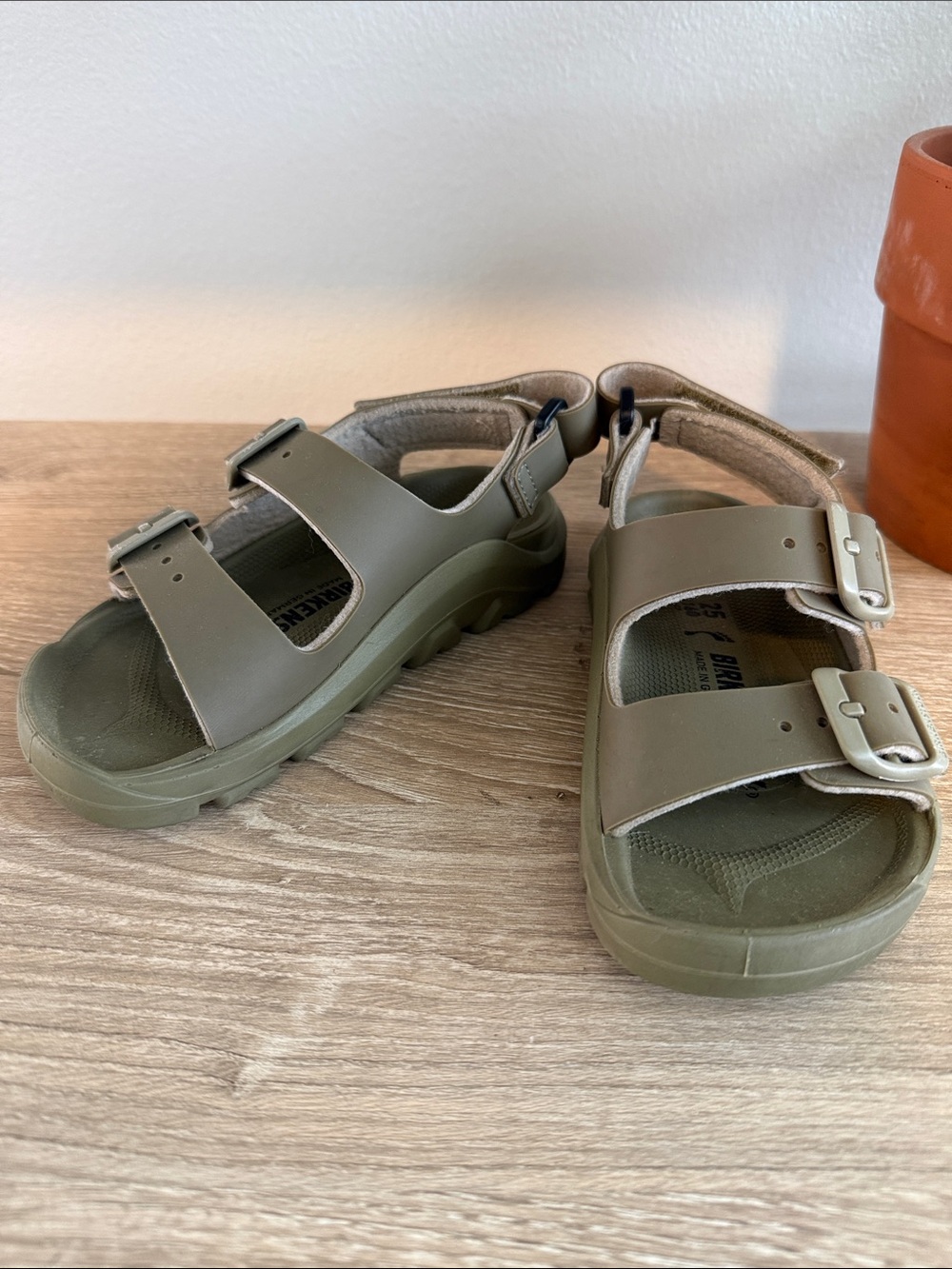 Birkenstock Unisex Kids Olive Green Velcro Strap Sandal, Toddler 7 - 7.5 EU 25